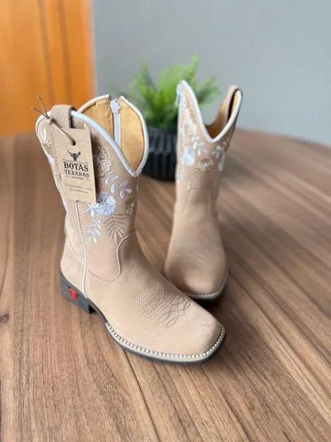 Texana Cecília Infantil - Couro Nobuck Areia/Bordado Flores Branco e Bege - Imagem 2