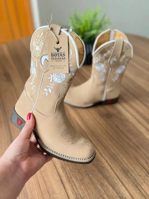 Texana Cecília Infantil - Couro Nobuck Areia/Bordado Flores Branco e Bege - Imagem 3